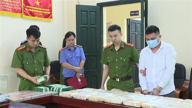A suspect of the case (1st from right) has been recommended for prosecution. (Photo: VNA) vna-2-major-transnational-drug-trafficking-phu-tho-police.jpg