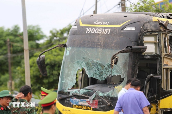 The sleeper bus carrying 28 people was on a route from Hanoi to Da Nang. (Photo: VNA) tai-nan-xe-khach.jpg