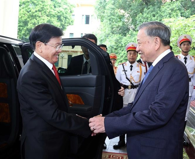 Party General Secretary To Lam (R) meets with Party General Secretary and President of Laos Thongloun Sisoulith in Hanoi on September 2. (Photo: VNA)