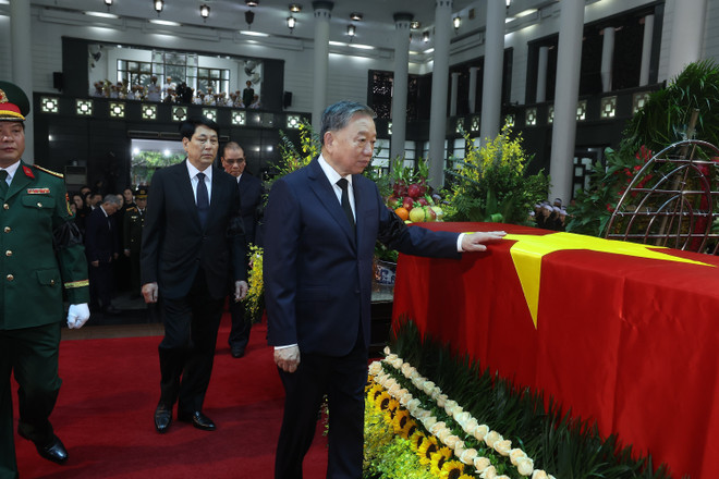 Party General Secretary To Lam pays last respect to former State President Tran Duc Luong. (Photo: VNA) vna-potal-le-quoc-tang-nguyen-chu-tich-nuoc-tran-duc-luong-8050859.jpg