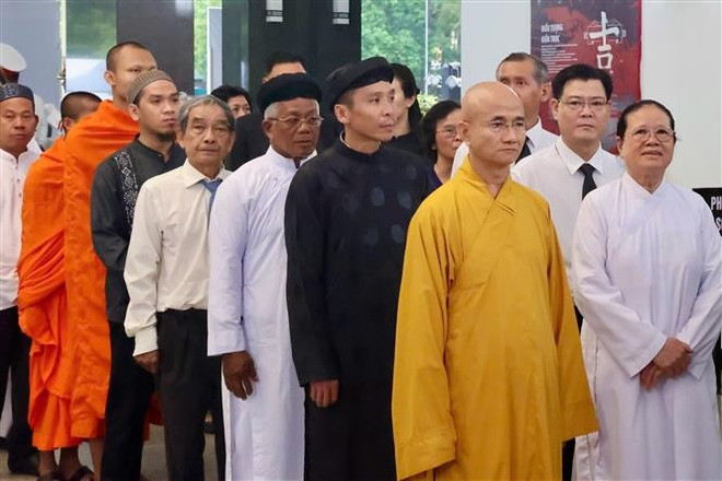 Representatives of religious organisations pay their respects to former State President Tran Duc Luong at Thong Nhat Hall in Ho Chi Minh City. (Photo: VNA) vna-potal-le-quoc-tang-nguyen-chu-tich-nuoc-tran-duc-luong-tai-thanh-pho-ho-chi-minh-8050886.jpg