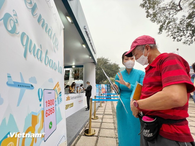 Tourists learn about destinations at the Vietnam International Travel Mart (VITM) Hanoi. (Photo: VietnamPlus) vitm-hanoi.jpg