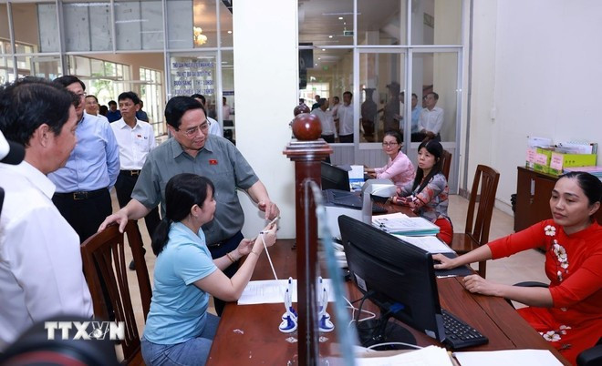 PM Pham Minh Chinh visits the public administrative service centre in Can Tho city (Photo: VNA) hp-8296.jpg