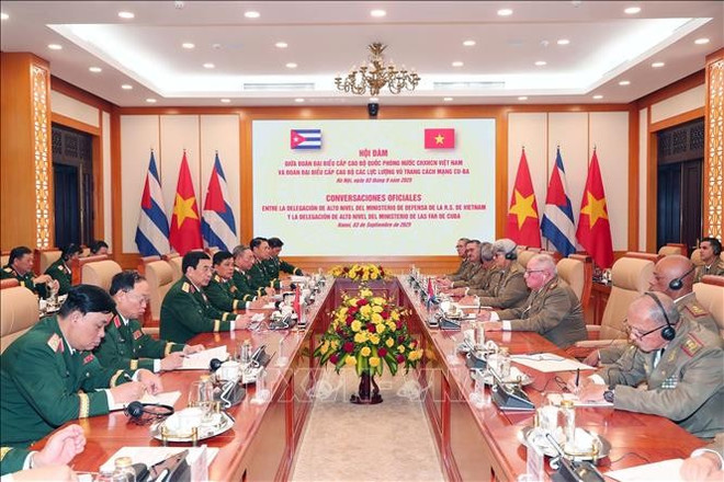vna-potal-dai-tuong-phan-van-giang-chu-tri-le-don-bo-truong-bo-cac-luc-luong-vu-trang-cach-mang-cuba-stand-1.jpg