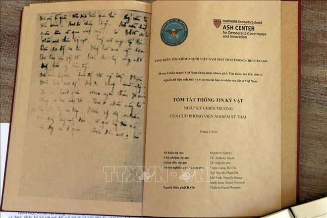 A copy of the diary of the former war reporter of the Liberation Press Agency. (Photo: VNA) diary.jpg