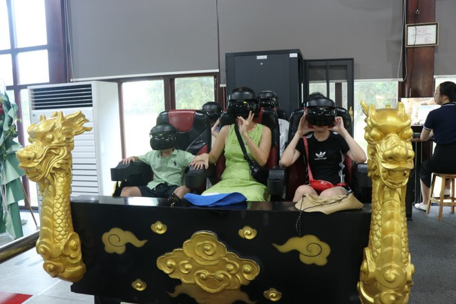 Tourists experience "Finding the lost imperial palace" tour. (Photo: VNA) pe.jpg