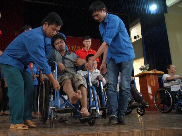 Wheelchairs donated to people with disabilities in Lai Chau province. (Photo: VNA) tangxelanchonguoikhuyettatlaichau.jpg