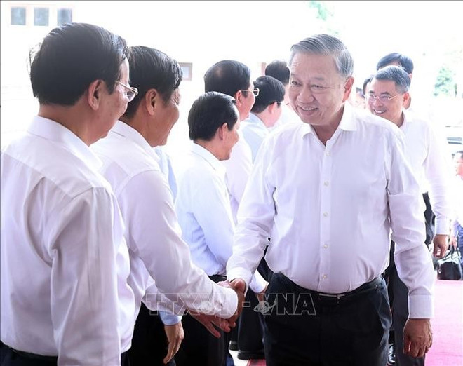 Party General Secretary To Lam shakes hands with delegates at the working session. (Photo: VNA) to-lam-5.jpg