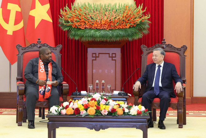 General Secretary of the Communist Party of Vietnam (CPV) Central Committee To Lam (right) on April 28 receives Secretary General of the ruling Mozambique Liberation Front (FRELIMO) Party Chakil Aboobabcar, who is on a working visit to Vietnam. (Photo: VNA) mozambique.jpg