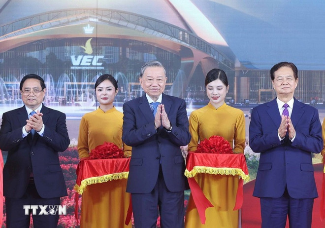 Party General Secretary To Lam (middle), and Prime Minister Pham Minh Chinh (first, left) at the ground-breaking of key projects across 34 localities. (Photo: VNA) tong-bi-thu-va-thu-tuong-du-le-khanh-thanh-khoi-cong-cac-du-an-7.jpg