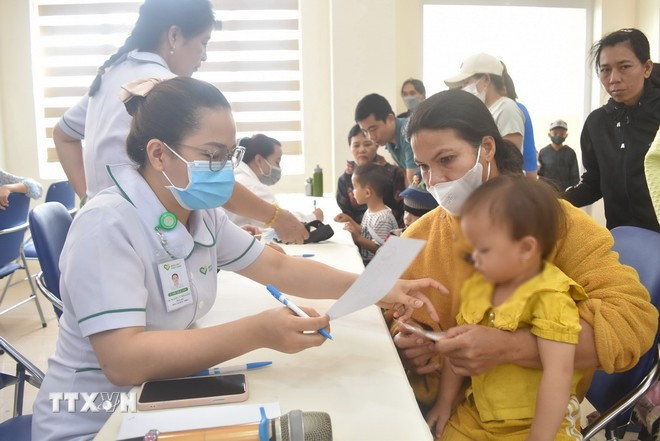 Children get health checkups (Photo: VNA) tre-em-kham-benh-2627.jpg