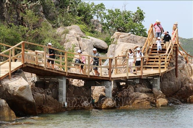 Tourists visit Vinh Hy Bay in the south central province of Khanh Hoa. (Photo: VNA) du-khach.jpg