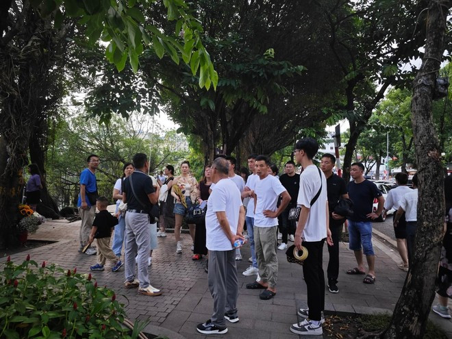 The tourism industry set a new record in the month when it welcomed more than two million international visitors. (Photo: VietnamPlus) khach-dulich1.jpg