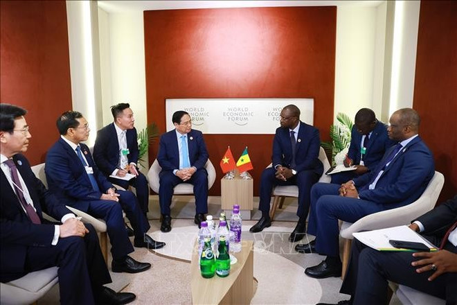 The meeting between PM Pham Minh Chinh and his Senegalese counterpart Ousmane Sonko in Tianjin on June 25 (Photo: VNA)