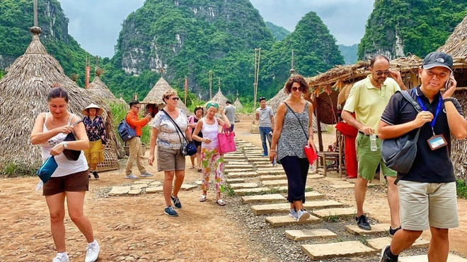 Foreign visitors in Ninh Binh province (Photo: VietnamPlus) ninh-binh.jpg