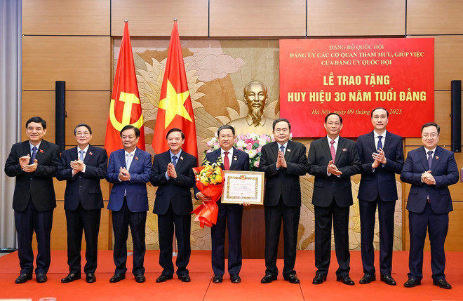 At the cerremony to present a 30-year Party membership badge to Vu Hai Ha, member of the Party Central Committee, Deputy Secretary of the NA Party Committee, Secretary of the Party Committee of advisory and support agencies of the NA Party Committee, and member of the NA Standing Committee, at a ceremony on July 9. (Photo: VNA) cerremony.jpg