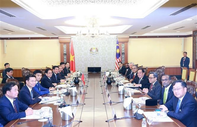 The meetting between Prime Minister Pham Minh Chinh and President of the Senate of Malaysia Dato Awang Bemee Awang Ali Basah in Kuala Lumpur on May 25. (Photo: VNA)