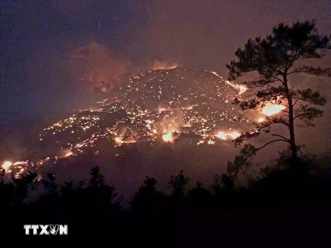 A forest fire occurs on April 12 night in Binh Lieu town, Binh Lieu district, Quang Ninh province. (Photo: VNA) chay-rung.jpg