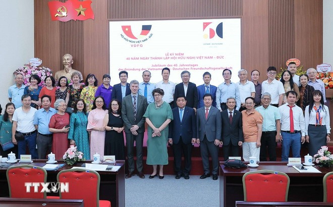 Delegates pose for a group photo at a ceremony marking 40th founding anniversary of Vietnam-Germany Friendship Association (Photo: VNA) hoi-huu-nghi.jpg