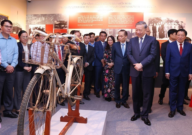 Party General Secretary To Lam and other delegates visit the exhibition (Photo: VNA)
