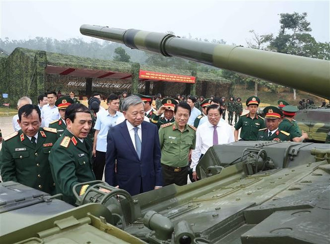 Party General Secretary To Lam, Secretary of the Central Military Commission, requests the Tank-Armored Corps of the Ministry of National Defence to continue enhancing its quality and combat strength. (Photo: VNA) tang2.jpg