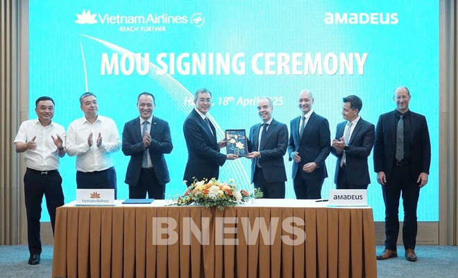 At the signing ceremony between Vietbam Airlines and Amadeus IT Group (Photo: VNA) anh-4-vietnam-airlines-hop-tac-voi-amadeus-it-group-phat-trien-cac-giai-phap-cong-nghe-nang-chat-luong-hang-khong-20250421135747.jpg