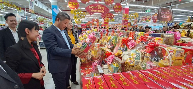 Hanoi authorities inspect goods supply at a supermarket ahead Tet. (Photo: VietnamPlus) hanoi.jpg