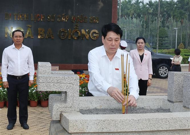 State President Luong Cuong offers incense at Nga Ba Giong national relic site (Photo: VNA) ch.jpg