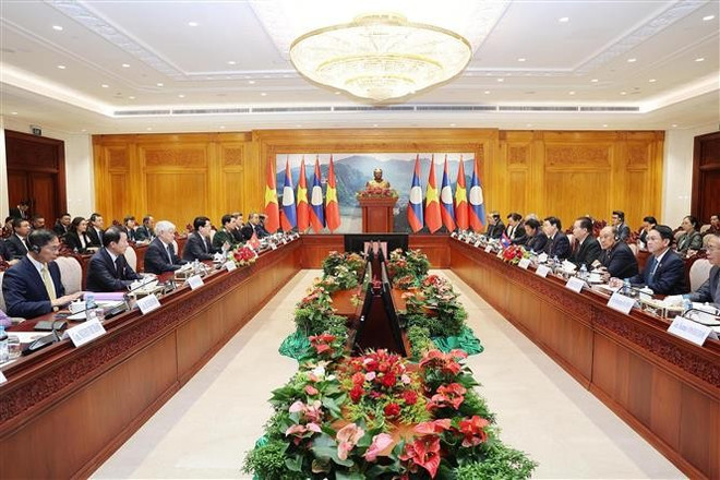 At the meeting between Vietnamese State President Luong Cuong and President of the Lao National Assembly (NA) Saysomphone Phomvihane. (Photo: VNA) luong-cuong.jpg