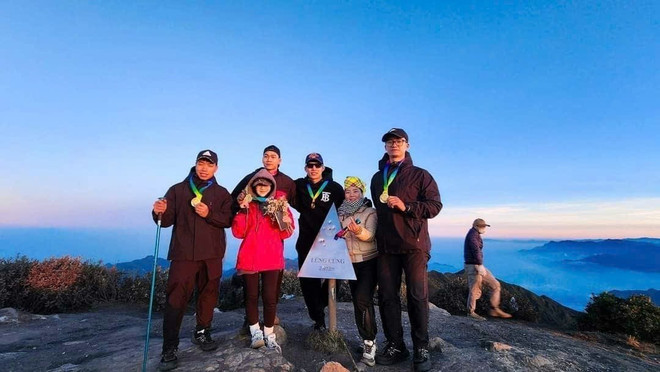 Tourists take part in a tour to conquer Lung Cung Peak in Nam Co commune, Mu Cang Chai district, and experience the local people's daily life. (Photo: VNA) dinh-lung-cung.jpg