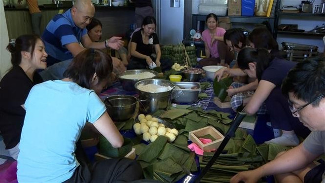 Vietnamese people in South Africa making Banh Chung for Tet celebrations (Photo: VNA) banh-chung-1.jpg