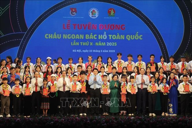 State President Luong Cuong and the outstanding children and teenagers in a group photo at the event (Photo: VNA). luong-cuong-outstanding-children-vna.jpg
