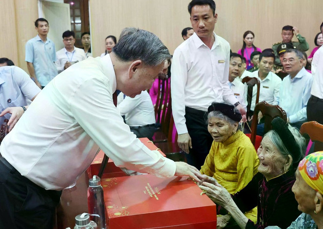Party General Secretary To Lam presents gifts to policy beneficiaries and people who rendered services to the nation. (Photo: VNA) 2-6880.jpg