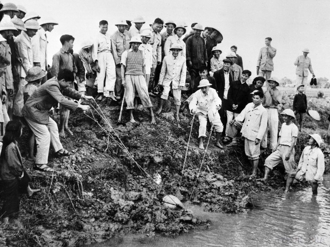 President Ho Chi Minh bails water to fight drought with farmers in Dai Thanh commune, Ha Dong province (now Hanoi) on January 12, 1958 (Photo: VNA)