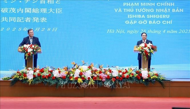 Prime Minister Pham Minh Chinh (R) and his Japanese Prime Minister Ishiba Shigeru announce the outcomes of their talks in Hanoi on April 28. (Photo: VNA) thu-tuong-pham-minh-chinh-va-thu-tuong-nhat-ban-ishiba-shigeru-thong-bao-ket-qua-hoi-dam-voi-bao-chi-hai-nuoc-ttxvn.jpg