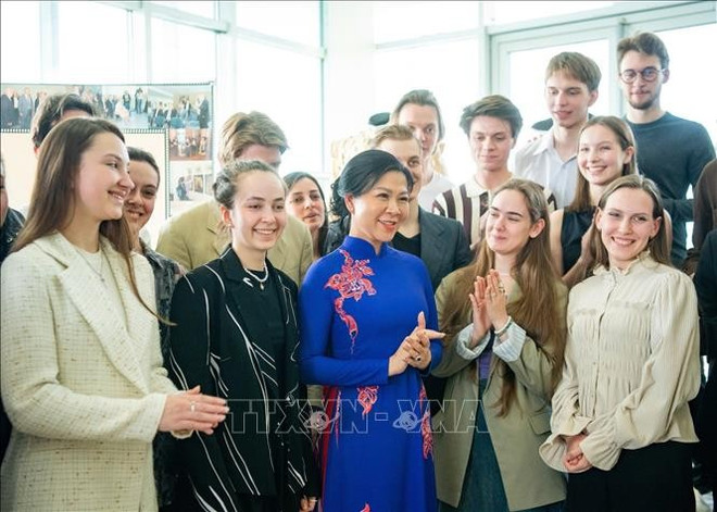 Madam Ngo Phuong Ly (centre) at the S.A. Gerasimov All-Russian State Institute of Cinematography in Moscow, Russia. (VGIK) (Photo: VNA) cinematography.jpg