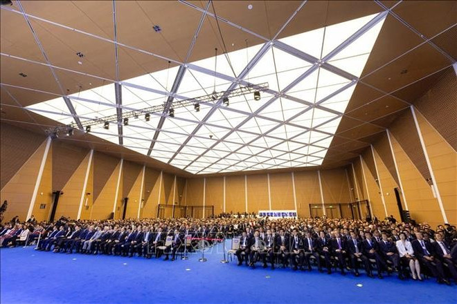 Participants in the opening plenary (Photo: VNA) 2-pm-pham-minh-chinh-wef-tianjin-2025-vna.jpg