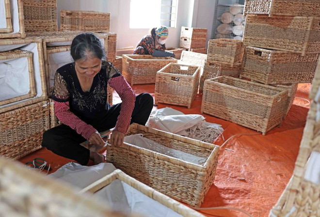 Grass weaving craft in Hanoi's Phu Tuc commune. (Photo: VNA) lang-nghe-phu-tuc.jpg