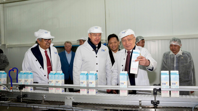 TH Group Chairman of Board of Directors and Governor of Kaluga Oblast visit the plant (Photo: TH Group) ho.jpg