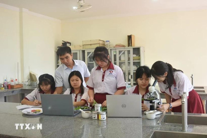 A group of 10th graders from Dong Du Secondary and High School (Buon Ma Thuot city, Dak Lak province) successfully researches the project "Salt production of ethnic minorities in the Central Highlands - Amreč Salt". (Photo: VNA) nghien-cuu.jpg