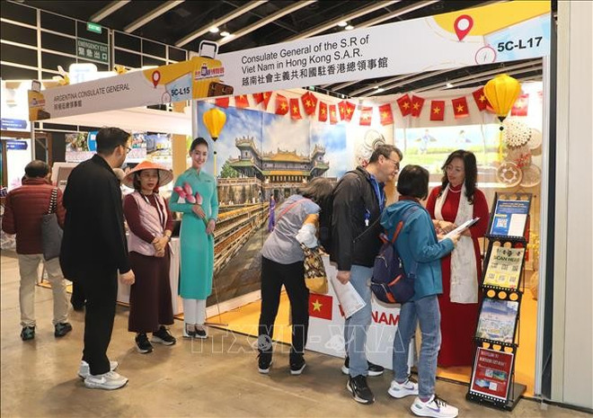 People visit Vietnam's tourism booth at the Hong Kong Holiday and Travel Expo 2025. (Photo: VNA)