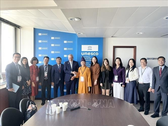 Permanent Deputy Minister of Foreign Affairs Nguyen Minh Vu (fifth from left) and other members of the Vietnamese delegation at the meeting with UNESCO Assistant Director-General for Culture Ernesto Ottone Ramirez (sixth from left). (Photo: VNA) di-san-1.jpg