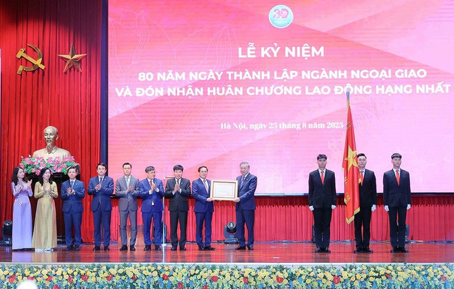 Party General Secretary To Lam presents a first-class Labour Order to the diplomatic sector. (Photo: VNA) bui-thanh-son-2.jpg