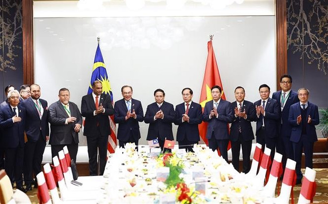 Prime Minister Pham Minh Chinh and Malaysian Prime Minister Anwar Ibrahim with members of the two countries' delegations. (Photo: VNA) working-session.jpg