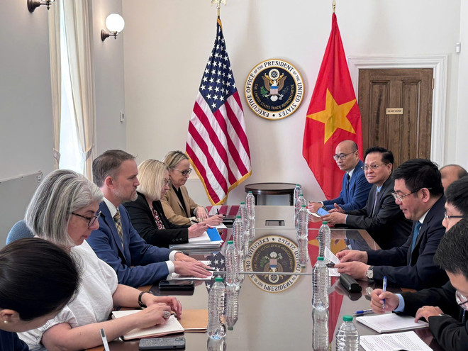 Ambassador Jamieson Greer, US Trade Representative, and Minister of Industry and Trade Nguyen Hong Dien at the negotiation session. (Photo: VNA) vna-potal-ket-thuc-vong-dam-phan-lan-thu-3-hiep-dinh-song-phuong-ve-thuong-mai-doi-ung-viet-nam-hoa-ky-8093650.jpg