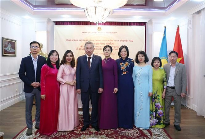 vna-potal-tong-bi-thu-to-lam-gap-go-can-bo-dai-su-quan-va-cong-dong-nguoi-viet-nam-tai-kazakhstan-8014346.jpg
