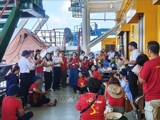 OVs join naval soldiers and officers in a musical exchange on the DK1/8 Que Duong platform (Photo: VNA)
