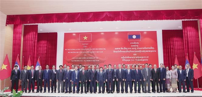 Minister of Public Security General Luong Tam Quang, officials, and former students of School T12-75 at the Academy of Politics of the Lao People's Public Security in Vientiane. (Photo: VNA) vna-potal-bo-cong-an-viet-nam-lao-tiep-tuc-tang-cuong-hop-tac-7995892.jpg