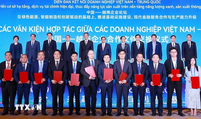 In the presence of Prime Minister Pham Minh Chinh and other delegates, Vietnamese and Chinese companies exchange nine cooperation and investment agreements. (Photo: VNA) pham-minh-chinh-2.jpg