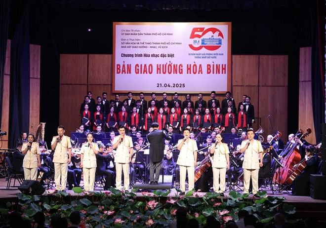 The concert celebrates the 50th anniversary of the Liberation of the South and National Reunification (Photo: VNA) vna-potal-tong-bi-thu-du-chuong-trinh-hoa-nhac-dac-biet-ban-giao-huong-hoa-binh-7986326.jpg